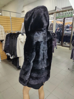 Neuheit: Modischer Europäischer Streetstyle Damen-Wintermantel aus 100% Echtem Nerzfell – Kurz, Lässig, Kapuze, Knopf-Dekoration