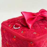 Trousse de Maquillage Matelassée en Velours Rouge Brodé avec Fermeture Éclair et Poignée Nœud Papillon, Grande Capacité, Sac de Rangement de Voyage pour Cosmétiques