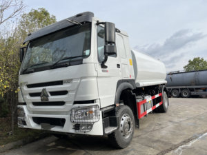 Camion-citerne Sinotruk HOWO 4x2 de 15 m³ avec moteur Weichai, arroseuse de rue, camion pulvérisateur d'eau routière - Product Image 4
