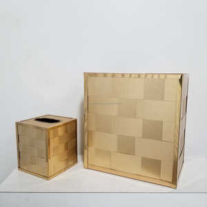 Élégante boîte à mouchoirs en métal plaqué or avec gravure design, parfaite pour améliorer votre décoration intérieure élégante - Product Image 1