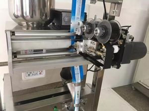 Máquina envasadora de cápsulas 2-200g con codificador máquina envasadora de polvo snus SMFZ-70D - Product Image 5