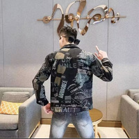 Veste en jean premium style influenceur pour homme, en nylon/coton, coupe ajustée, design tendance avec revers, idéale pour le printemps et le style workwear.