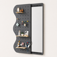 Miroir mural pleine longueur avec étagères organisatrices en panneau perforé, crochets et rangement en bois pour chambre, dortoir, entrée, ou espace de dressing