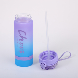 Bouteille d'eau pour enfants avec paille et autocollants de dessin animé Couleurs dégradées Type de paille Bouteille d'eau pour enfants Bouteille de boisson en gros 620ml - Product Image 5