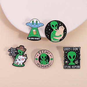 Platillo volador verde americano europeo Original, vaca alienígena para Joker, broche de Metal grabado en níquel negro, insignia, accesorios de ropa - Product Image 1