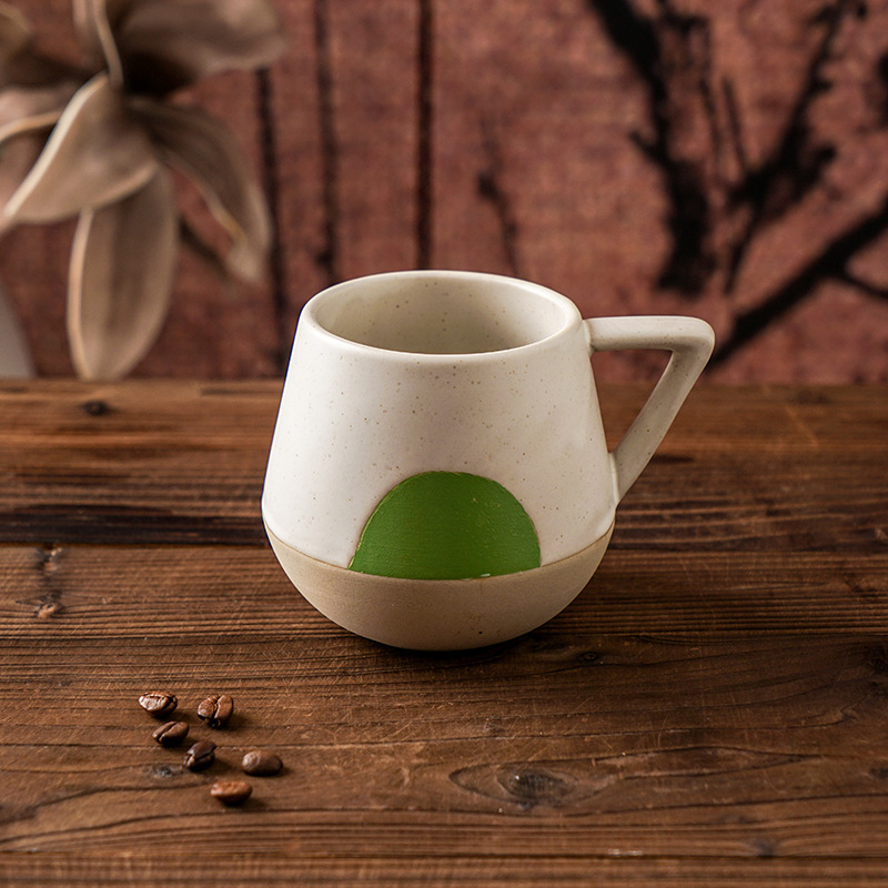 Taza redonda verde y blanca.