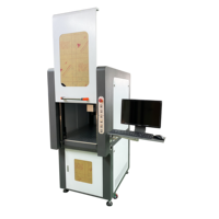 Machine de marquage laser à fibre avec un boîtier fermé et une palette de couleurs gris et blanc ; capable de graver les alliages d'aluminium