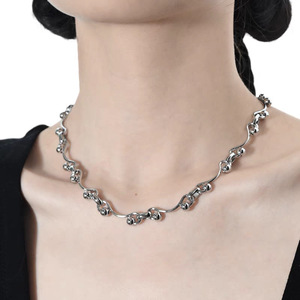 Nouveau Collier Ras du Cou en Acier Titane Torsadé, Plaqué Argent, Style Luxe Léger, Bijou Tendance pour Femme - Product Image 1