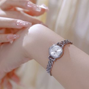 BS-FA1897 นาฬิกาข้อมือผู้หญิงหรูหรา ดีไซน์เรโทรเรียบง่ายทันสมัย สีทองและสีเงิน ขนาด 32 มม. ตัวเรือนโลหะผสม ระบบควอตซ์ - Product Image 5