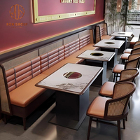 Ensemble de meubles modernes pour restaurant, café, table en marbre, banquette en cuir marron orange et chaises en rotin pour café