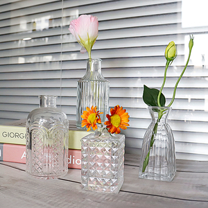 Pot de bourgeon transparent nervuré en vrac décoratif mariage personnalisé en gros <span class=keywords><strong>petit</strong></span> <span class=keywords><strong>vase</strong></span> en verre à fleur <span class=keywords><strong>rond</strong></span> mini cylindre - Product Image 4