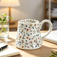 Tasse en céramique florale façonnée à la main, grande capacité 600 ml, forme ondulée irrégulière pour café, thé, eau