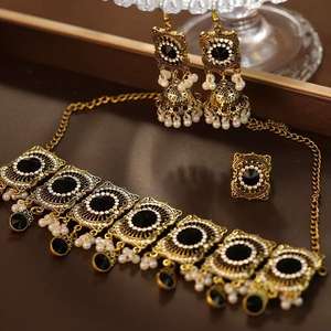 भारतीय शैली तीन-टुकड़ा धातु स्टडेड डायमंड स्क्वायर एक्सेसरी सेट जुमस्टोन नेरिंग संयोजन मुख्य मिश्र धातु - Product Image 4