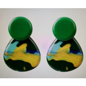 Pendientes de moda de resina de color personalizados de lujo hechos a mano brillantes altamente pulidos de alta calidad para mujeres de la India. - Product Image 4