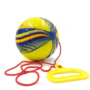 带系绳的儿童训练足球球的可调节绳