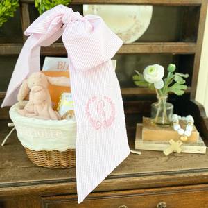 Couronne de Pâques personnalisée en seersucker avec monogramme, nœud et sash pour porte d'entrée, décoration de porte de printemps pour Pâques - Product Image 2