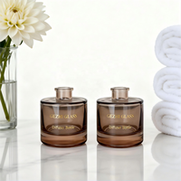 Bouteille en verre ambré moderne de 50 ml, 100 ml, 150 ml, 200 ml, diffuseur de parfum vide, bouteille carrée pour diffuseur à bâtonnets, ambiance avec boîte