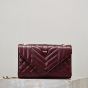 Borsa a <span class=keywords><strong>Tracolla</strong></span> Trapuntata di Lusso Bordeaux in Pelle Bovina Italiana, Hardware in Oro Massiccio Lucido, Lavorazione Artigianale di Alta Qualità - Product Image 4