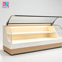 Vitrine à gâteaux en verre courbé avec base en bois sur mesure pour boulangerie