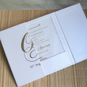 Invitation personnalisée avec monogramme en relief doré, couverture rigide à rabat, acrylique transparent avec poche et carte RSVP - Product Image 5