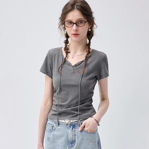 <span class=keywords><strong>Camiseta</strong></span> Ajustada Color Gris Oscuro para <span class=keywords><strong>Mujer</strong></span>, Marca VEGA CHANG, con Cuello en V con Cordón y Detalle Fruncido Lateral, Top Casual de Manga Corta - Product Image 1