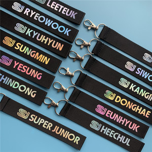 Kpop พวงกุญแจป้ายชื่อเลเซอร์ Super Junior พวงกุญแจ kyuhyun yesung eunhyuk donhae <span class=keywords><strong>shindong</strong></span> กระเป๋าจี้ของขวัญสำหรับแฟนๆ - Product Image 1