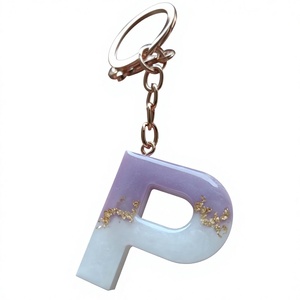 Porte-clés personnalisé en résine avec initiale, porte-clés lettre fait main, pendentif de sac unique et coloré, et décoratif - Product Image 1