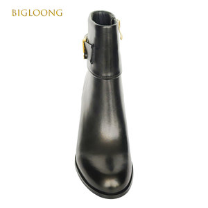 Bottes <span class=keywords><strong>Chelsea</strong></span> élégantes en cuir de vachette noir pour femmes avec lanière en cuir clouté en or fermeture à glissière à talons hauts pour la saison automne/hiver - Product Image 2