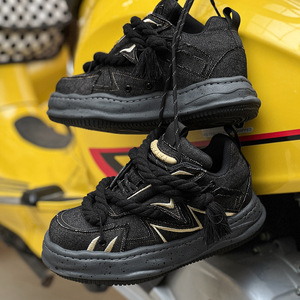 Chaussures de marche légères et antidérapantes pour hommes et femmes, style sportif, à lacets ou à enfiler, en denim, baskets basses avec talon compensé dissimulé - Product Image 1