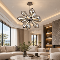 Lustre moderne de luxe avec globes en verre fumé en forme de goutte, bras rayonnants, moyeu en métal noir, sculpture lumineuse LED chaude, design élégant