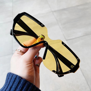 Lunettes de soleil sportives décontractées pour hommes, monture noire, verres PC, protection UV 100%, design irrégulier, pour sports de plein air et conduite - Product Image 1