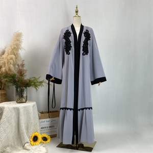 Abaya grise Modesty de Chaomengfashion pour femmes musulmanes, en tissu Nida, kaftan ouvert avec application florale sur la poitrine - Product Image 5