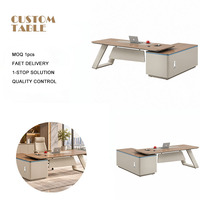 Bureau de direction moderne à coins arrondis, configuration en L, avec armoire beige et panneau de modestie suspendu, grand bureau de direction