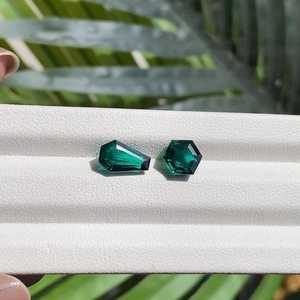 Pierre d'émeraude naturelle de laboratoire |   Émeraude verte |   Émeraude néon |   Pierre précieuse émeraude menthe |   Bague de fiançailles en forme de cercueil et d'hexagone - Product Image 4