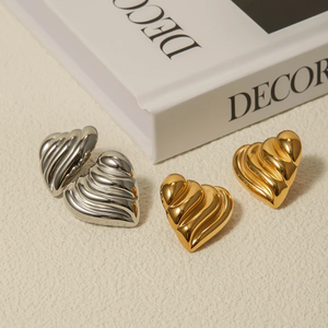 Pendientes de tuerca chapados en forma de corazón de acero inoxidable 304 de oro de 18 quilates con perla de diamante, pendientes de tuerca de moda de estilo clásico para bodas - Product Image 3