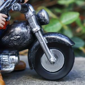 ヴィンテージのカウボーイがバイクに乗る樹脂製彫刻、白いひげと葉巻を持つクールなバイカー、赤いシャツと青いジーンズを着たウェスタンスタイルのフィギュア - Product Image 5