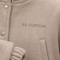Blouson Bomber Court Beige Personnalisé OEM pour Femme, Col Montant, Boutons Pression, Manches Longues, Poches, Style Décontracté Streetwear, Manteau d'Automne