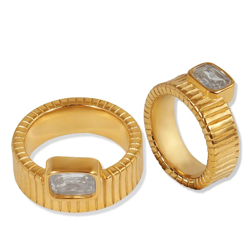 Neue Modeschnitt Cz Vierkant-Diamant-Edelstahl-Breitbandring 18k Gold vergoldet wasserdicht zierlich texturiert mit Kristallring