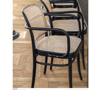 Chaise en bois Modhomi à dossier en rotin et coussin moelleux, idéale pour cuisine, salle à manger et restaurant - Vente en gros