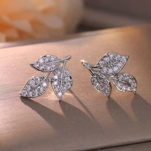 Pendientes de Lujo para Mujer, Modernos, con Forma de Hojas, Aleación Chapada en Oro, con Diamantes, Alta Calidad, para Fiestas y Aniversarios - Product Image 6