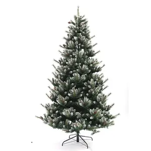 非常漂亮的天然绿色白雪圣诞树，带松针，用于节日庆典装饰