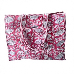Bolsa de mano de algodón con estampado floral rosa, textura acolchada, asas suaves para el hombro, estilo hecho a mano, espaciosa, para compras diarias. - Product Image 1