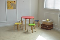 Europe Table à manger en bois massif Ensemble de chaises pour enfants Style design moderne pour chambre à coucher et école Application Lecture Apprentissage