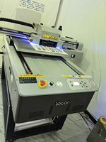 95% Neu Uv6090 Desktop 60*90cm UV-Flachbettdrucker für Runde Objekte mit 3D-Effekt UV-Druckmaschine 6090 Digitaler Inkjet UV-LED-Flachbettdrucker