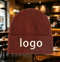 Bonnet en tricot côtelé vierge en gros avec logo brodé personnalisé, bonnet d'hiver en acrylique rouge brique uni à revers
