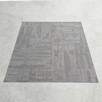 Moquette de bureau moderne carrée 67*67cm à boucles, rayée avec support en PVC, dalles de moquette commerciales en polypropylène