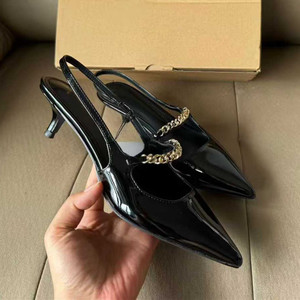 Sandales à talon chaton en cuir verni à bout pointu pour femme, avec chaîne décorative et bride arrière, talon de 4,5 cm - Product Image 3