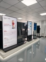 Reproductor de Publicidad Digital Interior de 21.5 Pulgadas 2K Android 7.1, Pantalla LCD a Todo Color, Montable en Pared/Techo, CMS Integrado, Funciones Personalizables