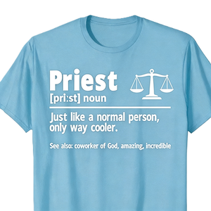 T-shirt humoristique avec citation sur la définition du prêtre, humorisme religieux du clergé, cadeau pour les travailleurs de l'Église catholique - Product Image 4