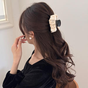 กิ๊บติดผมซาตินมุกเกาหลี กิ๊บติดผมรูปปลาฉลามแบบจับจีบครึ่งหัวสำหรับผู้หญิง - Product Image 2